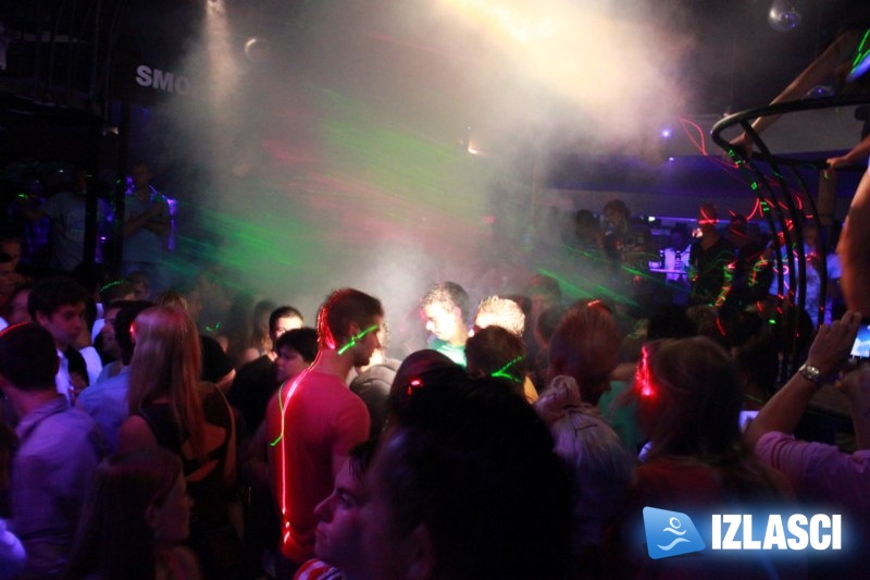 Club Plava zaplesala u ritmu atraktivne DJ-ice Viktorie Metzker