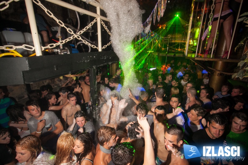 Pjena Party totalni hit na Krku u Clubu JUNGLE